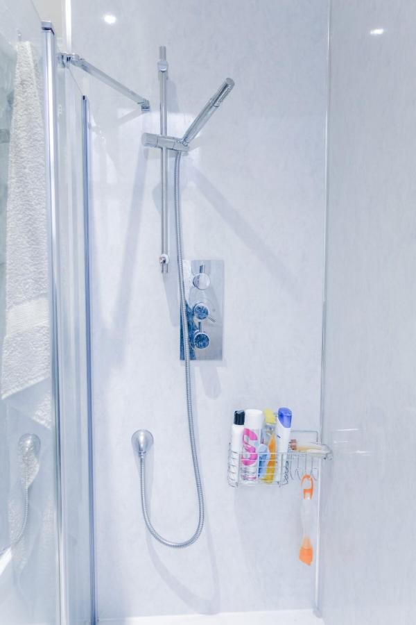Newly Furnished 2 Bedroom Apartment On Leith Walk 爱丁堡 外观 照片
